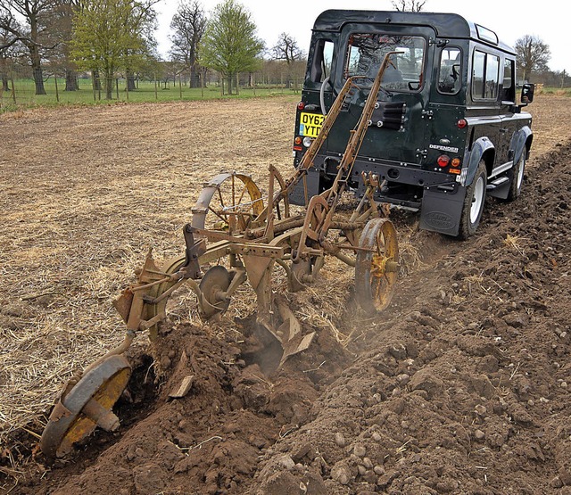 Bereit fr den Einsatz auf dem Feld: D...kann auch harte Aufgaben bernehmen.    | Foto: Land Rover/dpa
