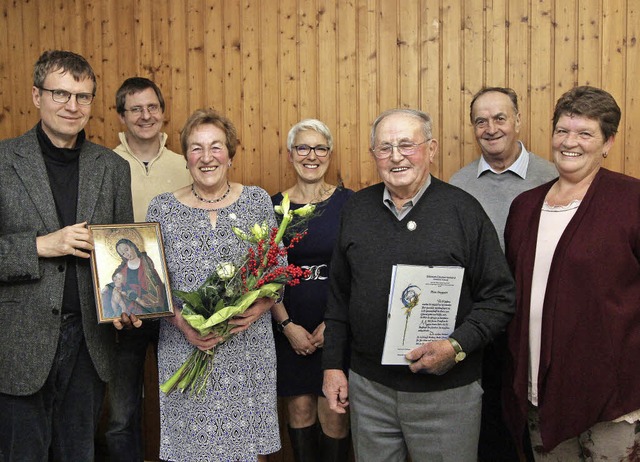 Pfarrer Claus Trost (links) berreicht...ritter von rechts) die Ehrenurkunden.   | Foto: Herbert Trogus