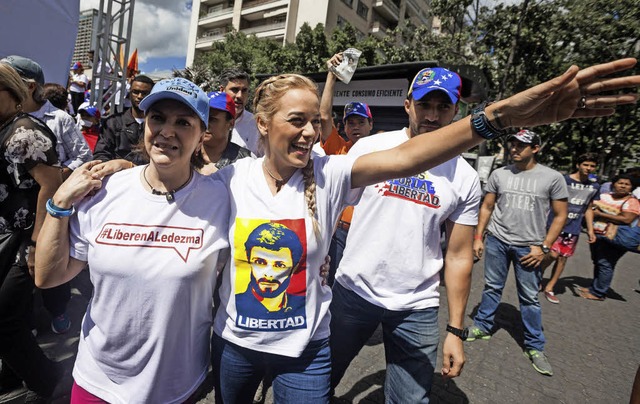 Geht mutig voran: Lilian Tintori (Mitt...Oppositionspolitikers  Leopoldo Lopez   | Foto: DPA