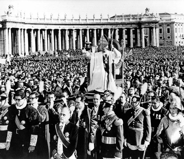 Nach dem Ende des Zweiten Konzils wird...enmenge ber den Petersplatz getragen.  | Foto: dpa