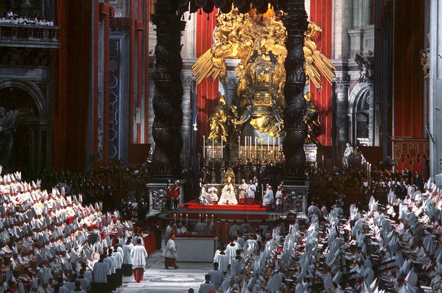 Erffnungsgottesdienst des Zweiten Vatikanischen Konzils im Petersdom  | Foto: dpa/thomas kunz