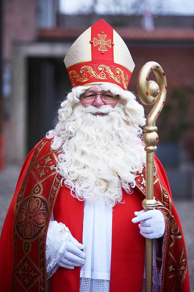 Der Nikolaus: zu erkennen an der typischen Bischofsmtze.   | Foto: DPA