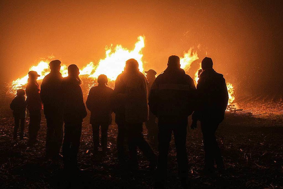 Ein weit hin sichtbares Feuer hat das Bürgerbündnis Bahn Markgräflerland (BBM) am Donnerstagabend entzündet. (Foto: Alexander Huber) Ein weit hin sichtbares Feuer hat das Bürgerbündnis Bahn Markgräflerland (BBM) am Donnerstagabend entzündet. (Foto: Alexander Huber)