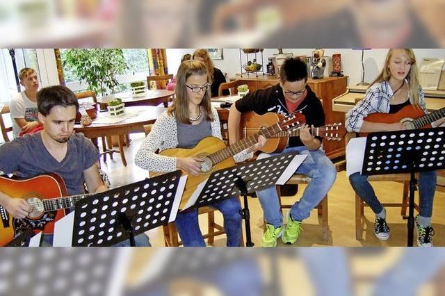 Fachbereich Zupfinstrumente, Streicher- und Holzblserklassen und Gitarrenensembles der JMS in Friedenweiler