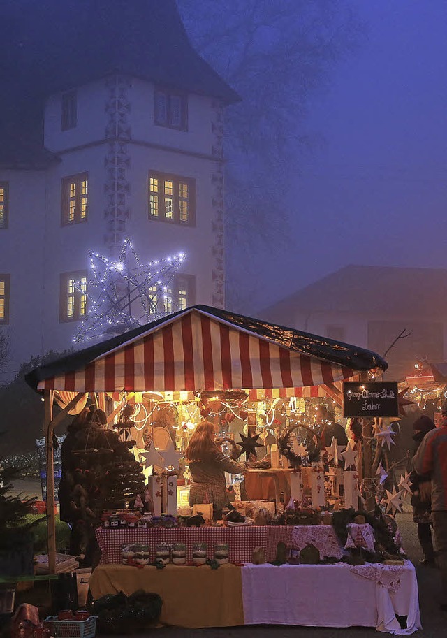 Geschmckter Stnde im abendlichen Neb...mer Weihnachtsmarkt rund ums Schloss.   | Foto: Sandra Decoux-Kone