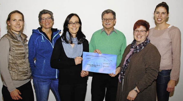 Michael Pantze berreicht die Spende a...er, Annette Heilig und Sandra Maaen.   | Foto: Sedlak