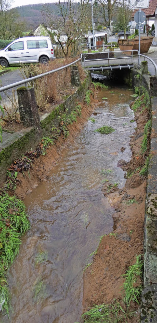 Mit Sandsteinblcken ist jetzt die Ufermauer des Steinbchles befestigt worden.   | Foto: Gemeinde