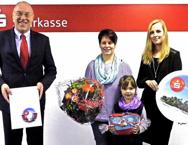 Theo Binninger und Mareike Roth (recht...r Tina Maier und Tochter Desery-Joan.   | Foto: Sparkasse