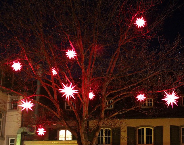Firmen und Gemeinde spendieren der Got...sbeleuchtung mit Herrenhuter Sternen.   | Foto: Mario Schneberg