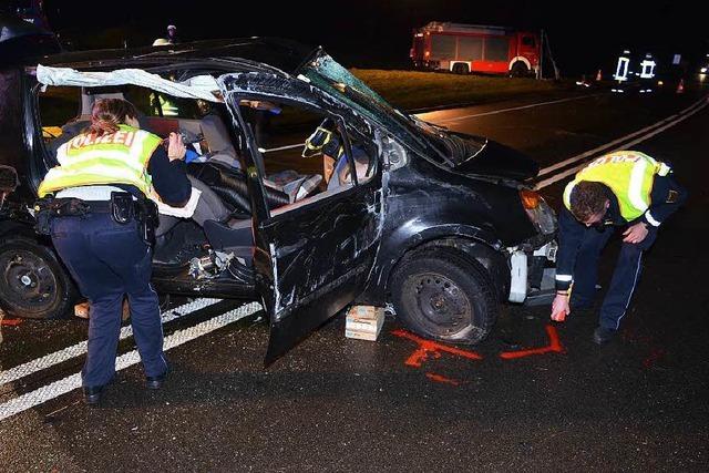 Schwerer Unfall auf der B 31, Strae gesperrt