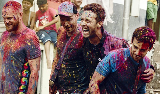 Das Leben ist bunt: Coldplay und Chris...rechts) klingen wieder optimistisch.    | Foto: Julia Kennedy