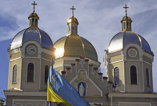 Die Kirche spielt im westukrainischen ...d die Nationalflagge ist immer dabei.   | Foto: Arnegger