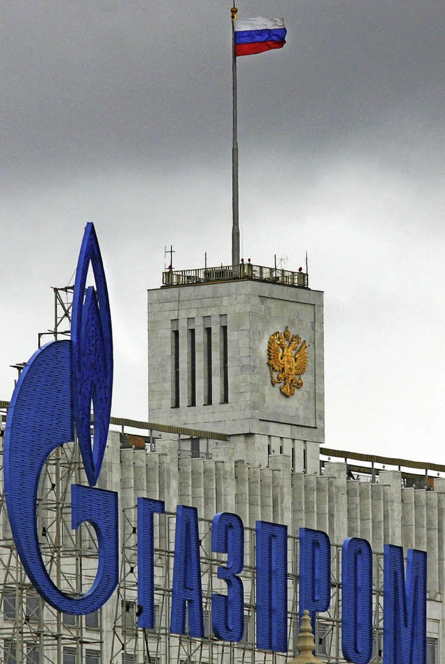 Staatsnhe: Gazprom-Logo vor dem russischen Regierungssitz   | Foto: AFP
