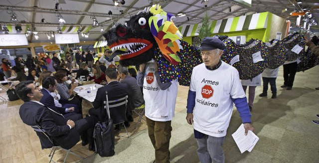 Atomwaffengegner demonstrieren auf dem Gelnde der Klimakonferenz in Paris.  | Foto: dpa/afp