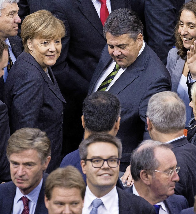 Angela Merkel und Sigmar Gabriel  beim Abstimmen  | Foto: dpa