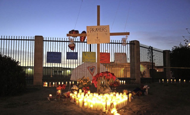 Kerzen brennen vor der Gesundheitsbehrde in San Bernardino.  | Foto: afp