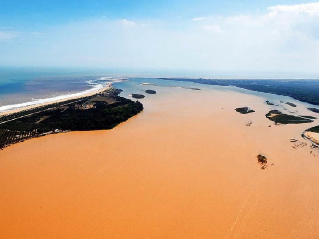 Es fing an mit einem Dammbruch in eine...ftige rote Brhe den Weg zum Atlantik.  | Foto: AFP