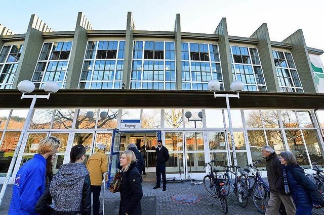 Hunderte besichtigen Notunterkunft in der Stadthalle