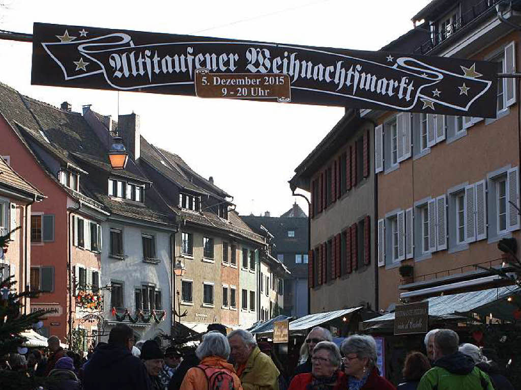 Strahlender Sonnenschein lockte zahlreiche Besucher auf den Altstaufener Weihnachtsmarkt.