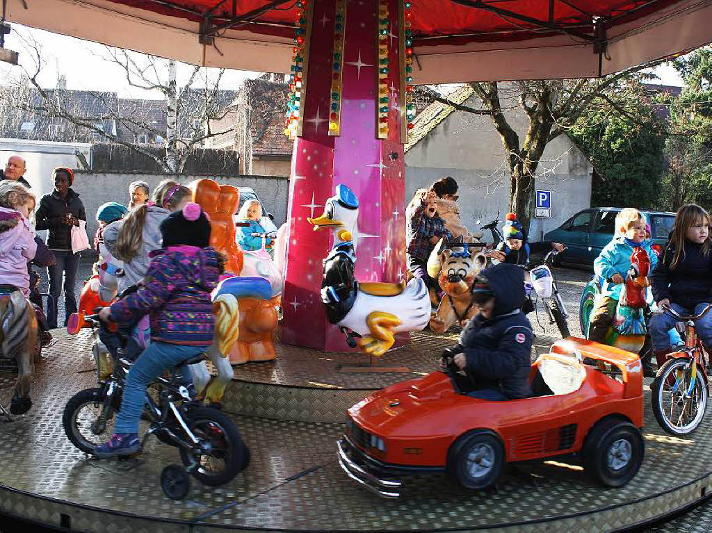 Strahlender Sonnenschein lockte zahlreiche Besucher auf den Altstaufener Weihnachtsmarkt.