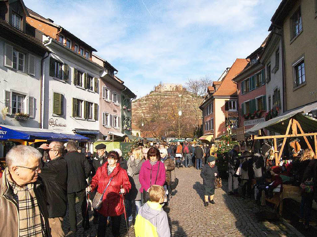 Strahlender Sonnenschein lockte zahlreiche Besucher auf den Altstaufener Weihnachtsmarkt.