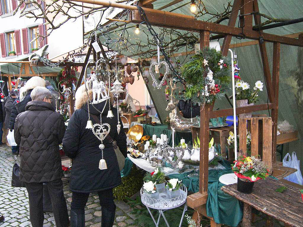 Strahlender Sonnenschein lockte zahlreiche Besucher auf den Altstaufener Weihnachtsmarkt.