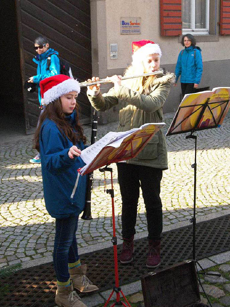 Strahlender Sonnenschein lockte zahlreiche Besucher auf den Altstaufener Weihnachtsmarkt.