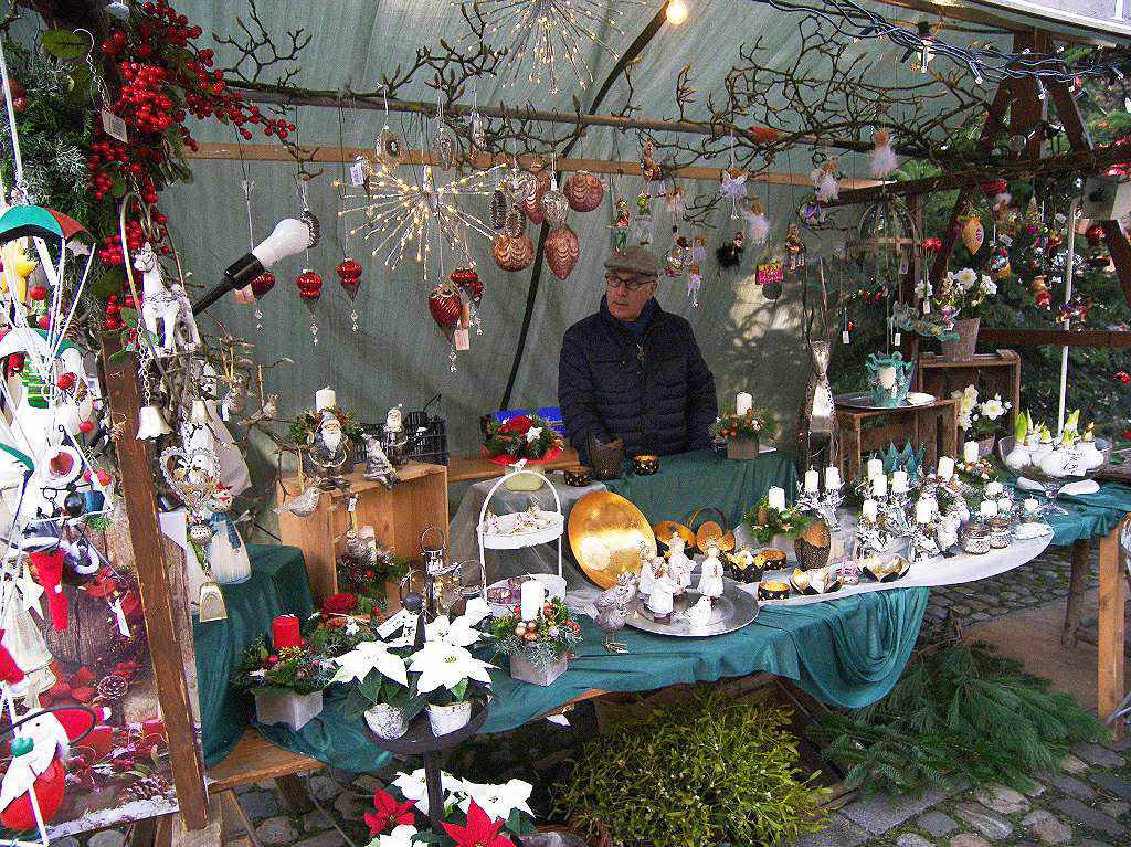 Strahlender Sonnenschein lockte zahlreiche Besucher auf den Altstaufener Weihnachtsmarkt.