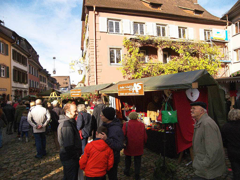 Strahlender Sonnenschein lockte zahlreiche Besucher auf den Altstaufener Weihnachtsmarkt.