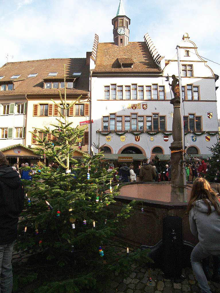 Strahlender Sonnenschein lockte zahlreiche Besucher auf den Altstaufener Weihnachtsmarkt.