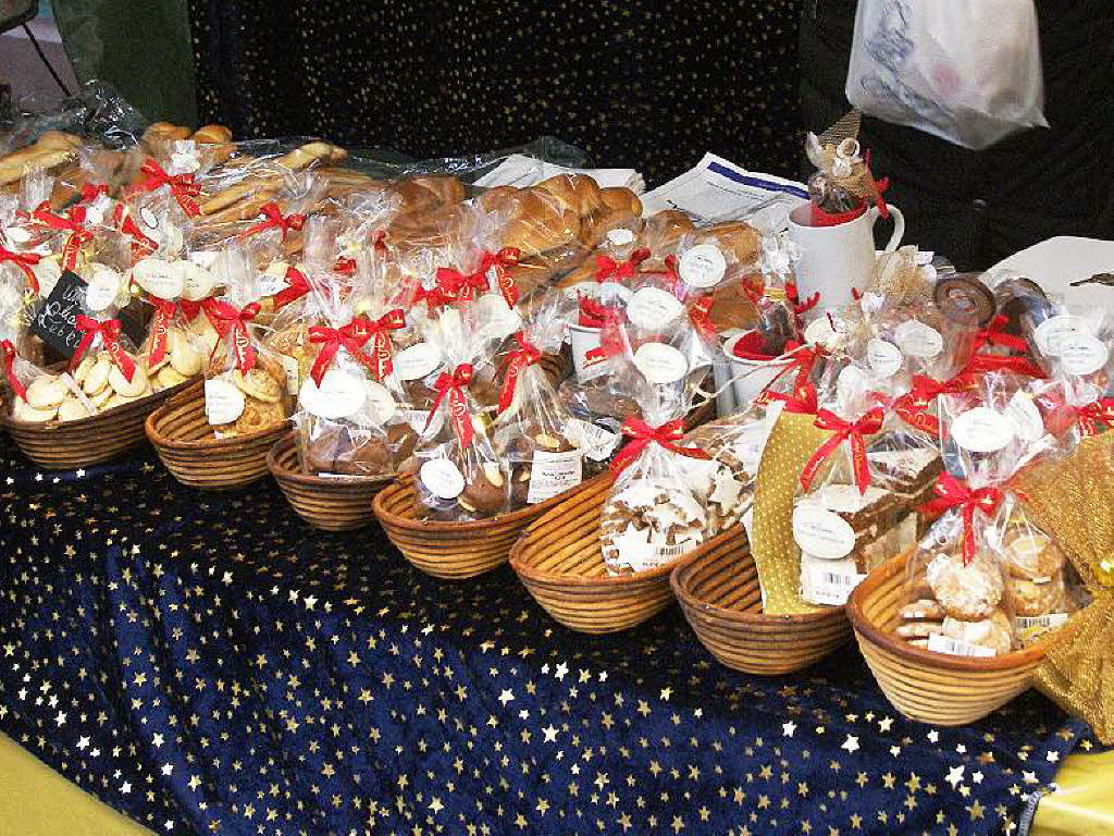 Strahlender Sonnenschein lockte zahlreiche Besucher auf den Altstaufener Weihnachtsmarkt.