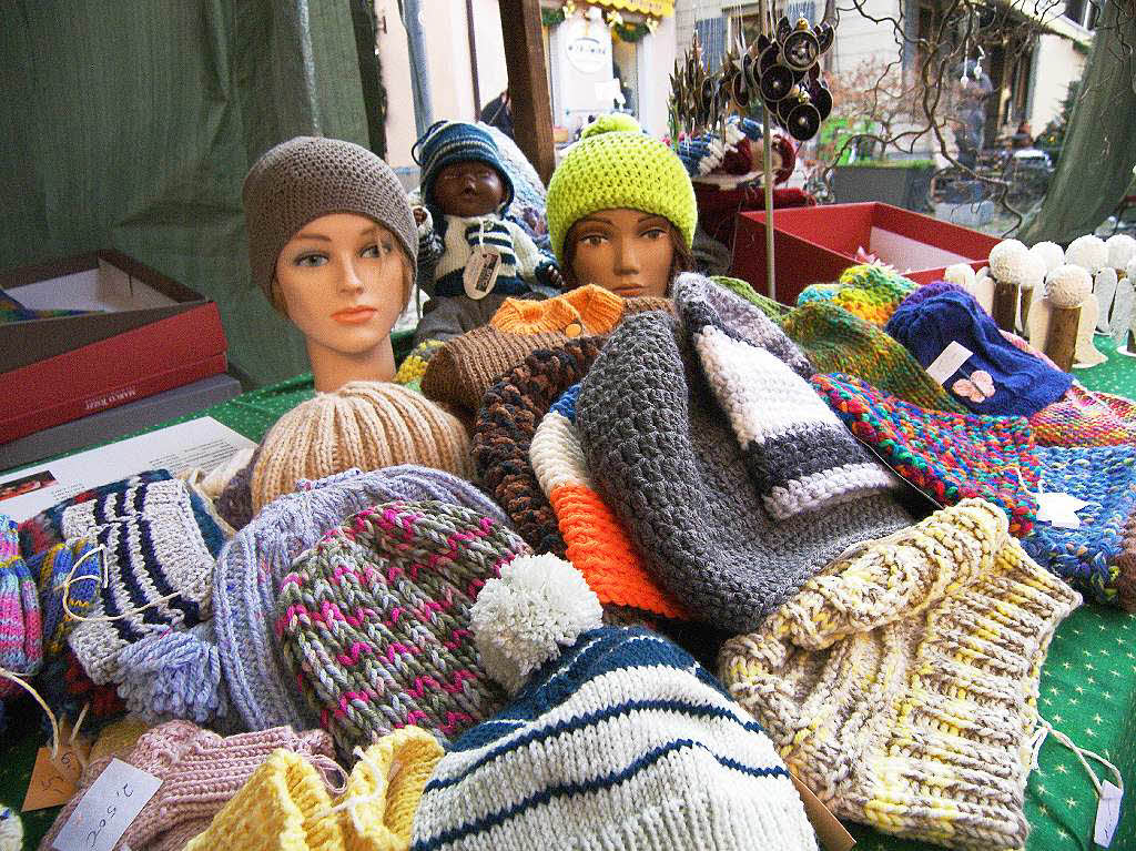 Strahlender Sonnenschein lockte zahlreiche Besucher auf den Altstaufener Weihnachtsmarkt.