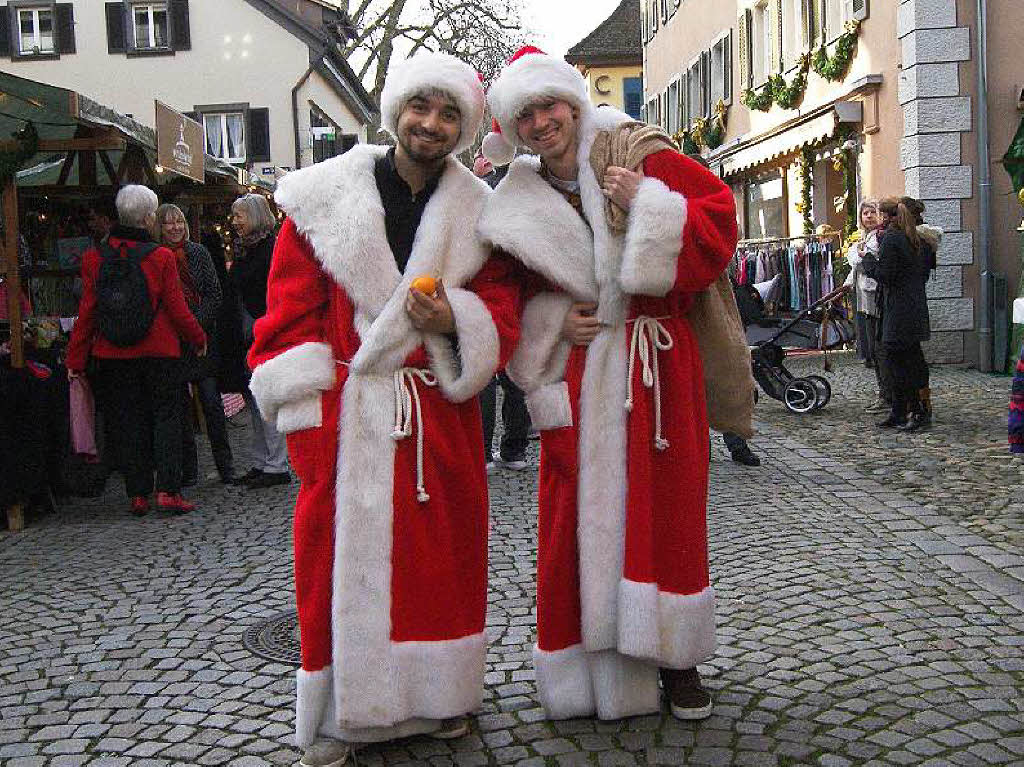 Strahlender Sonnenschein lockte zahlreiche Besucher auf den Altstaufener Weihnachtsmarkt.