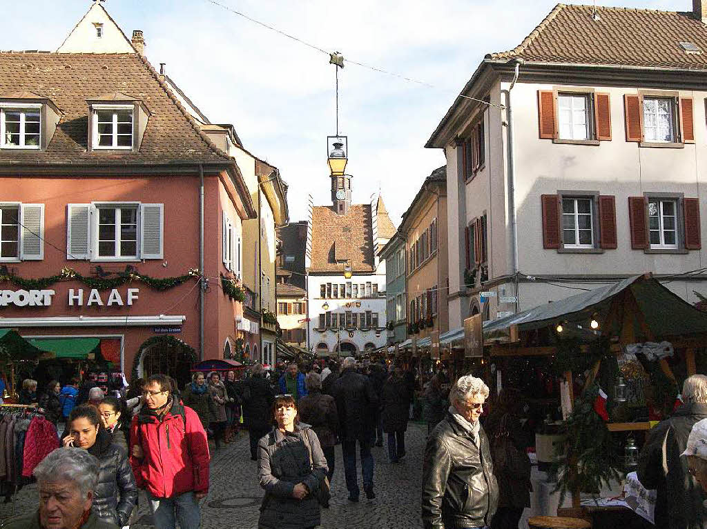 Strahlender Sonnenschein lockte zahlreiche Besucher auf den Altstaufener Weihnachtsmarkt.