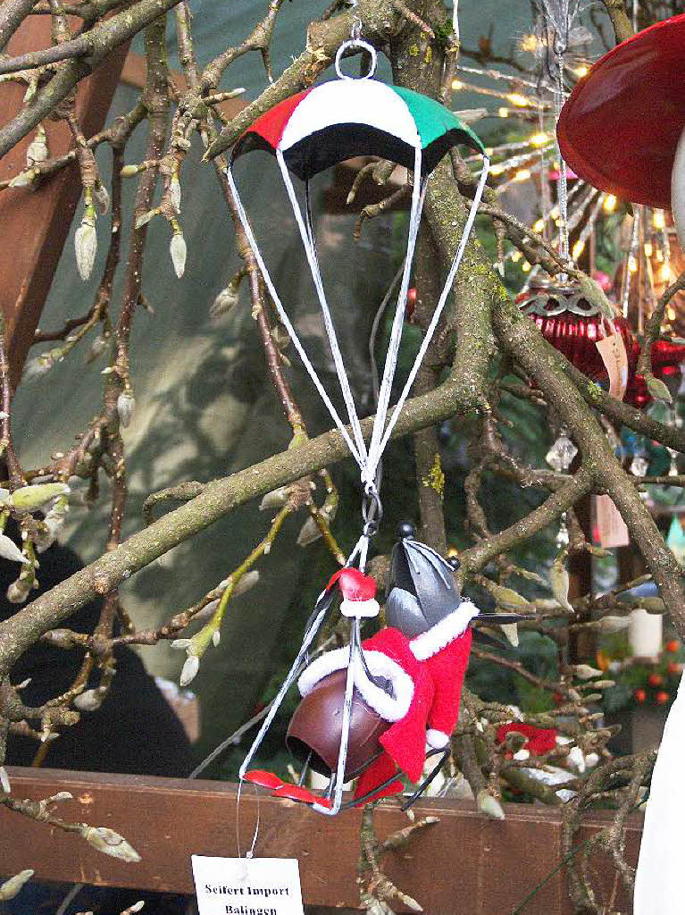 Strahlender Sonnenschein lockte zahlreiche Besucher auf den Altstaufener Weihnachtsmarkt.