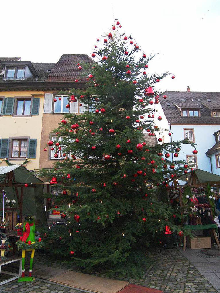 Strahlender Sonnenschein lockte zahlreiche Besucher auf den Altstaufener Weihnachtsmarkt.