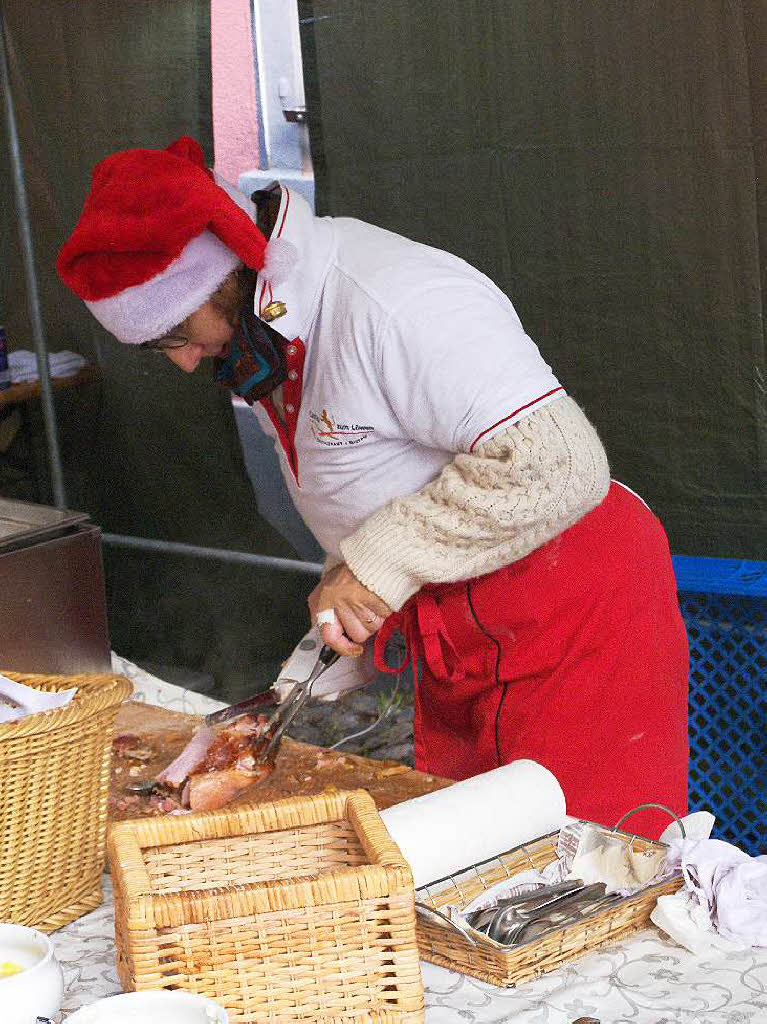 Strahlender Sonnenschein lockte zahlreiche Besucher auf den Altstaufener Weihnachtsmarkt.