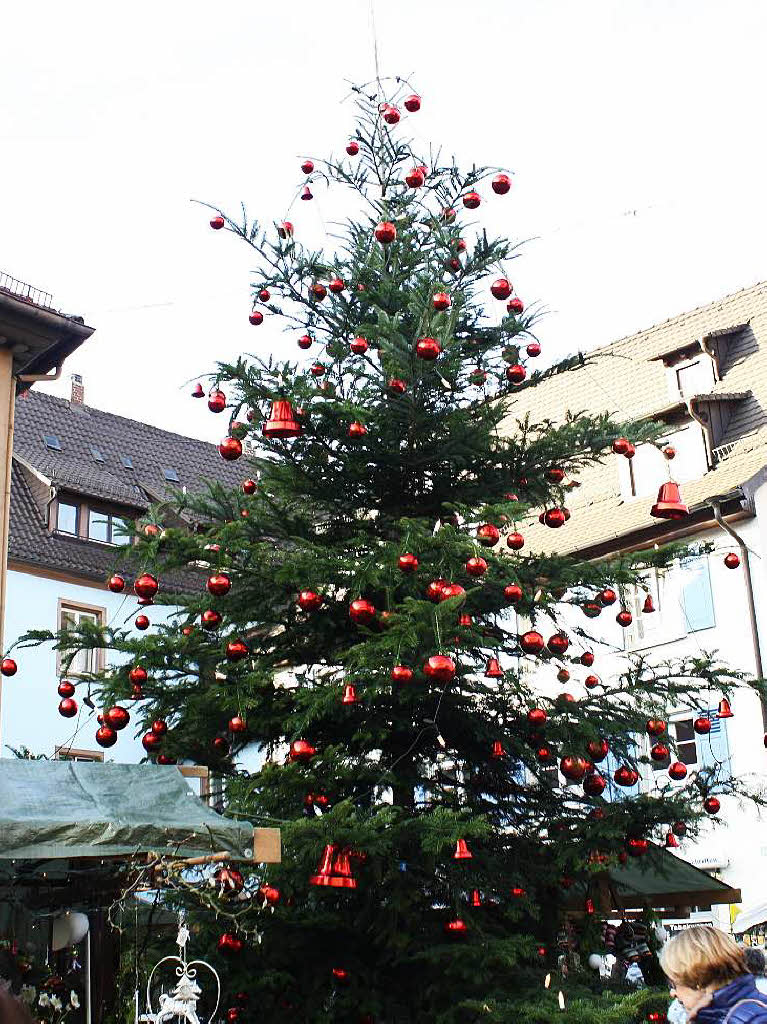 Strahlender Sonnenschein lockte zahlreiche Besucher auf den Altstaufener Weihnachtsmarkt.