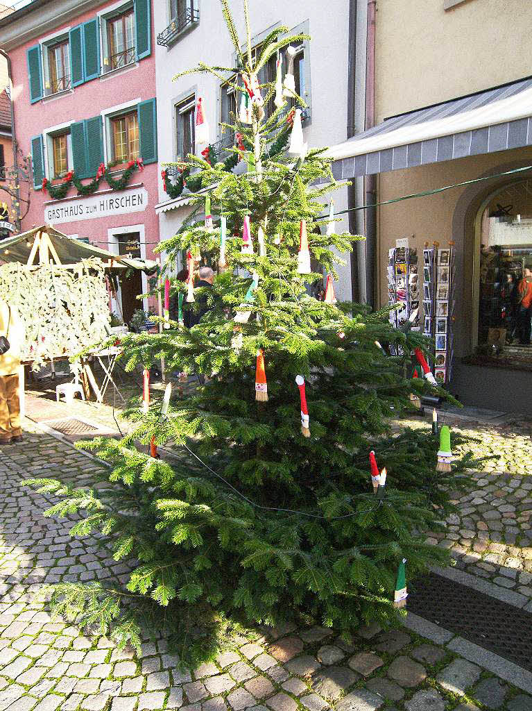 Strahlender Sonnenschein lockte zahlreiche Besucher auf den Altstaufener Weihnachtsmarkt.