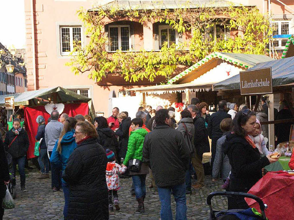 Strahlender Sonnenschein lockte zahlreiche Besucher auf den Altstaufener Weihnachtsmarkt.