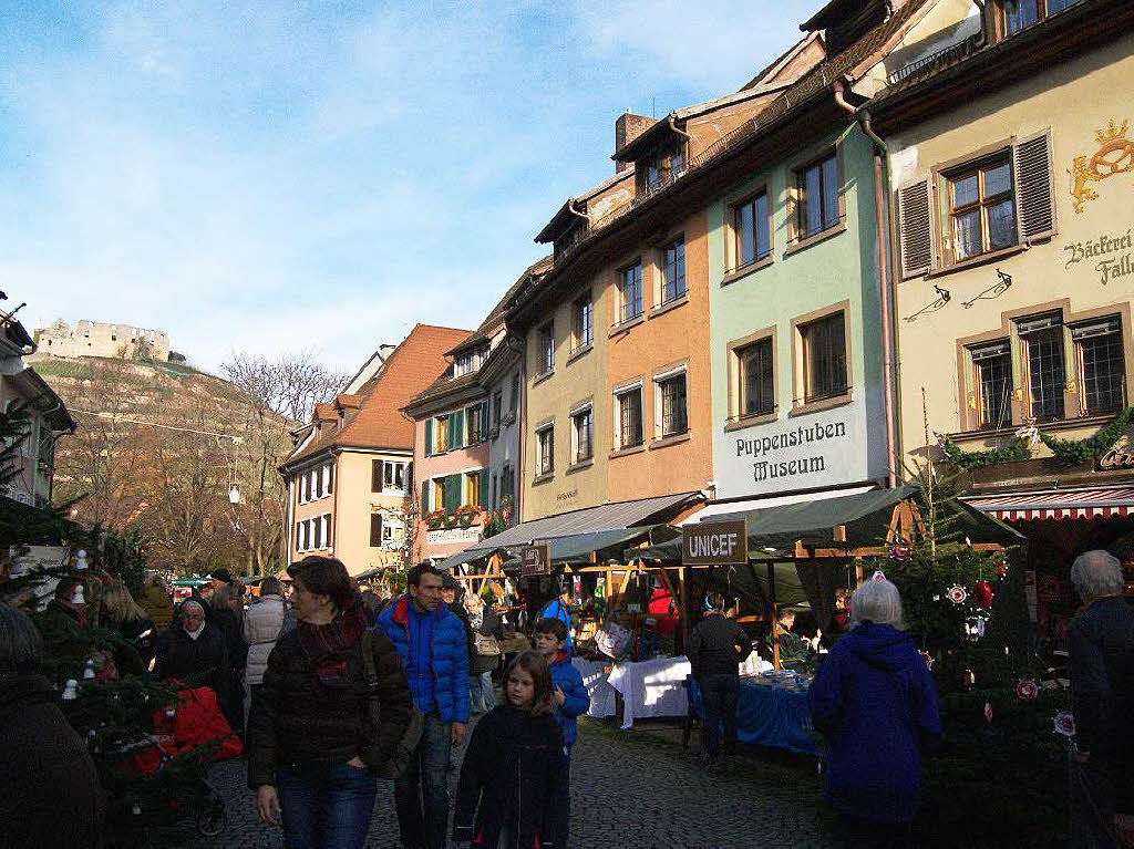 Strahlender Sonnenschein lockte zahlreiche Besucher auf den Altstaufener Weihnachtsmarkt.