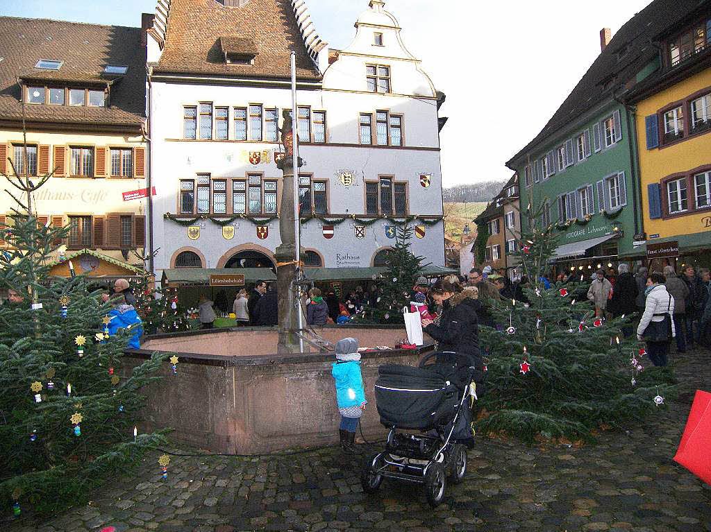 Strahlender Sonnenschein lockte zahlreiche Besucher auf den Altstaufener Weihnachtsmarkt.