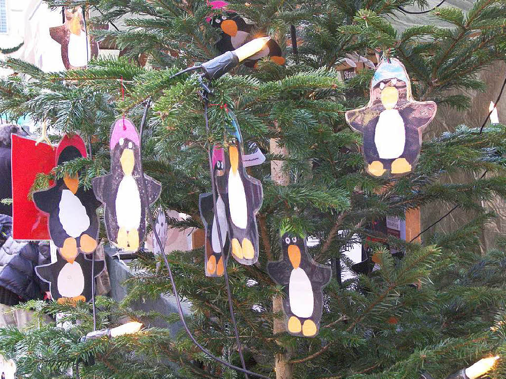 Strahlender Sonnenschein lockte zahlreiche Besucher auf den Altstaufener Weihnachtsmarkt.