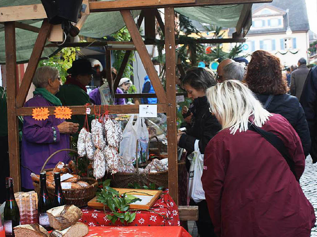 Strahlender Sonnenschein lockte zahlreiche Besucher auf den Altstaufener Weihnachtsmarkt.