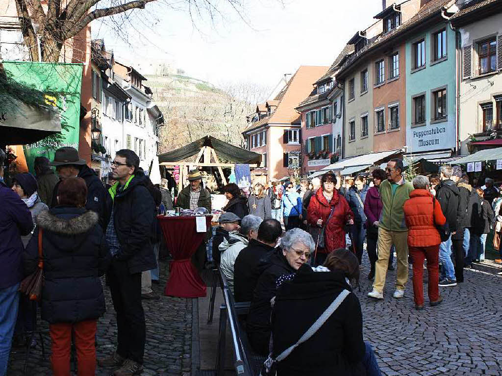 Strahlender Sonnenschein lockte zahlreiche Besucher auf den Altstaufener Weihnachtsmarkt.