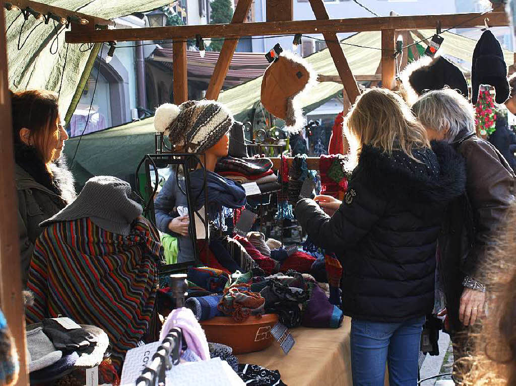 Strahlender Sonnenschein lockte zahlreiche Besucher auf den Altstaufener Weihnachtsmarkt.