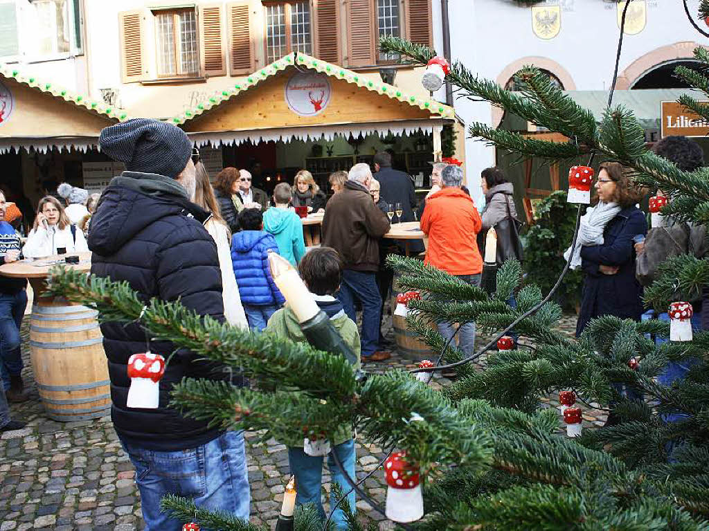 Strahlender Sonnenschein lockte zahlreiche Besucher auf den Altstaufener Weihnachtsmarkt.