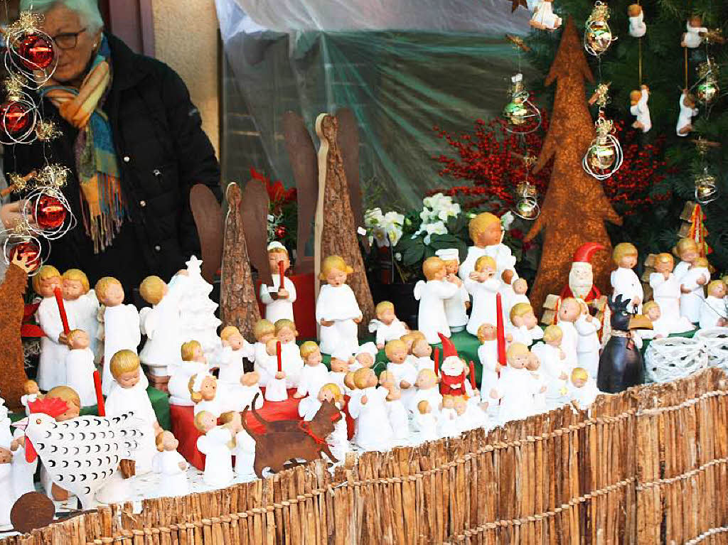 Strahlender Sonnenschein lockte zahlreiche Besucher auf den Altstaufener Weihnachtsmarkt.