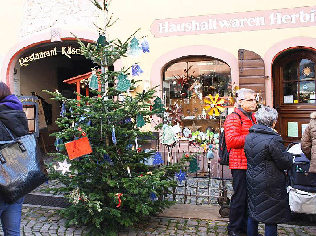 Strahlender Sonnenschein lockte zahlreiche Besucher auf den Altstaufener Weihnachtsmarkt.