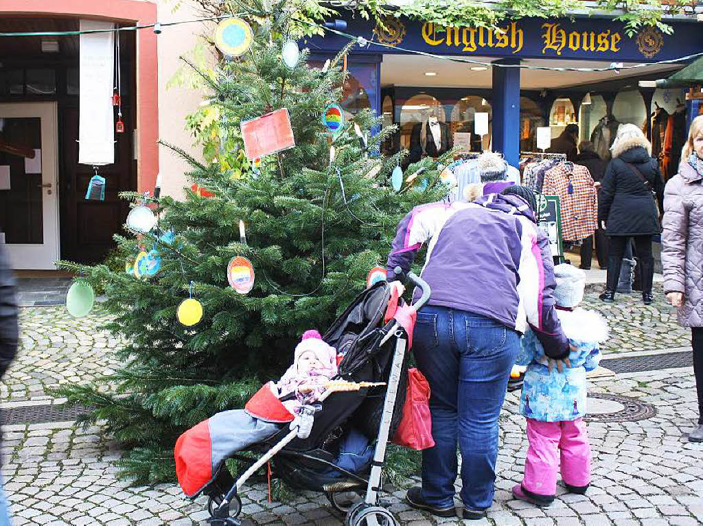 Strahlender Sonnenschein lockte zahlreiche Besucher auf den Altstaufener Weihnachtsmarkt.